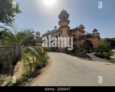 Prayagraj, Uttar Pradesh, Indien. 4. April 2022. Die neue UP-Regierung hat landesweit die „Schule chalo abhiyaan“ ins Leben gerufen, um die verloste Studie der letzten zwei Sitzungen aufgrund der Corona-Pandemie in Uttar Pradesh, Indien, zu vertuschen. Die Universität Allahabad ist eine zentrale Universität des Kollegiums in Prayagraj, Uttar Pradesh, Indien. Es wurde am 23. September 1887 durch ein Gesetz des Parlaments gegründet und ist als Institut von nationaler Bedeutung (INI) anerkannt. Sie ist eine der ältesten modernen Universitäten Indiens.[4] Ihre Ursprünge liegen im Muir Central College, benannt nach dem LT. Gouverneur der nordwestlichen Provinzen, S. Stockfoto