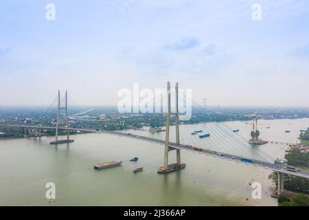 Luftaufnahme der My Thuan-Brücke, Kabelbrücke, die die Provinzen Tien Giang und Vinh Long, Vietnam verbindet. Berühmte schöne Brücke von Mekong D Stockfoto