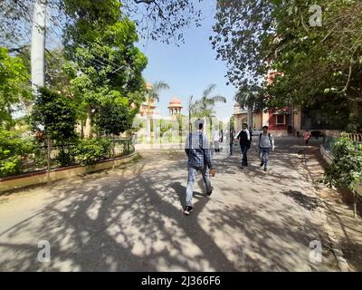 Prayagraj, Uttar Pradesh, Indien. 4. April 2022. Die neue UP-Regierung hat landesweit die „Schule chalo abhiyaan“ ins Leben gerufen, um die verloste Studie der letzten zwei Sitzungen aufgrund der Corona-Pandemie in Uttar Pradesh, Indien, zu vertuschen. Die Universität Allahabad ist eine zentrale Universität des Kollegiums in Prayagraj, Uttar Pradesh, Indien. Es wurde am 23. September 1887 durch ein Gesetz des Parlaments gegründet und ist als Institut von nationaler Bedeutung (INI) anerkannt. Sie ist eine der ältesten modernen Universitäten Indiens.[4] Ihre Ursprünge liegen im Muir Central College, benannt nach dem LT. Gouverneur der nordwestlichen Provinzen, S. Stockfoto