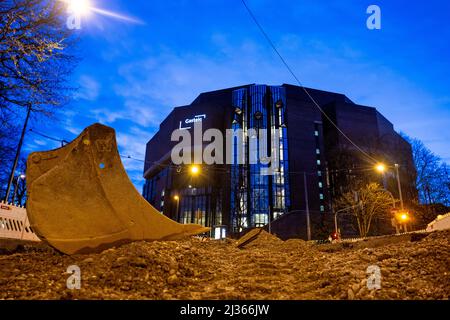 München, Deutschland. 06. April 2022. Vor der Kulisse des Kulturzentrums Gasteig im Stadtteil Haidhausen ist bei Sonnenaufgang in den frühen Morgenstunden eine Grabungsgrube zu sehen. Das Gebäude wird derzeit umfassend renoviert. Kredit: Peter Kneffel/dpa/Alamy Live Nachrichten Stockfoto