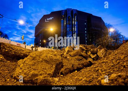 München, Deutschland. 06. April 2022. Vor der Kulisse des Kulturzentrums Gasteig im Stadtteil Haidhausen ist bei Sonnenaufgang in den frühen Morgenstunden eine Grabungsgrube zu sehen. Das Gebäude wird derzeit umfassend renoviert. Kredit: Peter Kneffel/dpa/Alamy Live Nachrichten Stockfoto