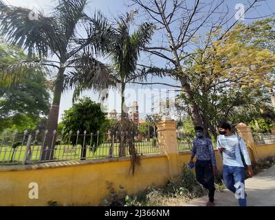 Prayagraj, Uttar Pradesh, Indien. 4. April 2022. Die neue UP-Regierung hat landesweit die „Schule chalo abhiyaan“ ins Leben gerufen, um die verloste Studie der letzten zwei Sitzungen aufgrund der Corona-Pandemie in Uttar Pradesh, Indien, zu vertuschen. Die Universität Allahabad ist eine zentrale Universität des Kollegiums in Prayagraj, Uttar Pradesh, Indien. Es wurde am 23. September 1887 durch ein Gesetz des Parlaments gegründet und ist als Institut von nationaler Bedeutung (INI) anerkannt. Sie ist eine der ältesten modernen Universitäten Indiens.[4] Ihre Ursprünge liegen im Muir Central College, benannt nach dem LT. Gouverneur der nordwestlichen Provinzen, S. Stockfoto
