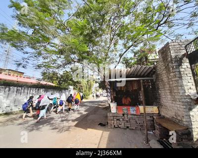 Prayagraj, Uttar Pradesh, Indien. 4. April 2022. Die neue UP-Regierung hat landesweit die „Schule chalo abhiyaan“ ins Leben gerufen, um die verloste Studie der letzten zwei Sitzungen aufgrund der Corona-Pandemie in Uttar Pradesh, Indien, zu vertuschen. Die Universität Allahabad ist eine zentrale Universität des Kollegiums in Prayagraj, Uttar Pradesh, Indien. Es wurde am 23. September 1887 durch ein Gesetz des Parlaments gegründet und ist als Institut von nationaler Bedeutung (INI) anerkannt. Sie ist eine der ältesten modernen Universitäten Indiens.[4] Ihre Ursprünge liegen im Muir Central College, benannt nach dem LT. Gouverneur der nordwestlichen Provinzen, S. Stockfoto