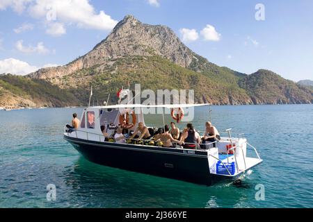 Tauchboot in der Bucht von Adrasan, Lykia, Türkei, Mittelmeer Stockfoto