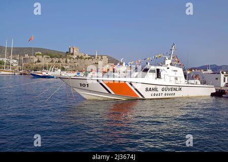 Küstenwache Schiff am Hafen, Schloss Bodrum oder Schloss St. Peter, UNESCO-Weltkulturerbe und Wahrzeichen von Bodrum, Türkei, Mittelmeer Stockfoto