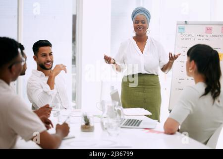 Das ist mein Vorschlag. Aufnahme von Geschäftsleuten, die bei der Arbeit in einem Sitzungssaal ein Meeting abhalten. Stockfoto