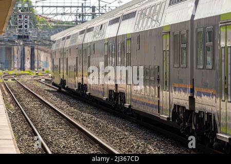 Pisa, Italien - 10. August 2021: Zug am Bahnhof von Pisa, regionaler Personenzug Stockfoto