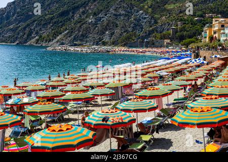 Monterosso, Italien - 10. August 2021: Strand Spiaggia di Fegina im Dorf Cinque Terre in Monterosso Stockfoto