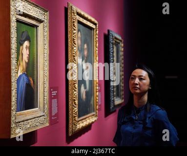 Ein Mitarbeiter der Galerie betrachtet Werke von Raphael während einer Fotoausstellung für die Credit Suisse Exhibition: Raphael, in der National Gallery, London. Die Ausstellung ist eine der ersten, die Raphaels gesamte Karriere einschließlich seiner Gemälde und Zeichnungen sowie seiner Arbeiten in Architektur, Poesie, Skulptur, Wandteppichen und Drucken erkundet. Bilddatum: Montag, 4. April 2022. Stockfoto