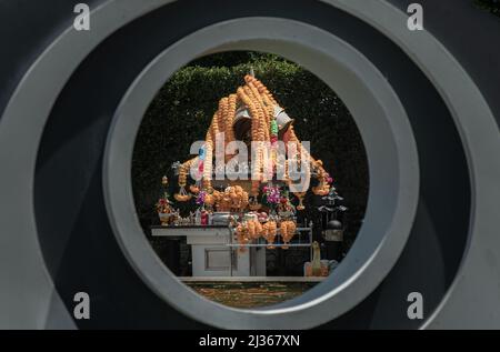 Das Thao Maha Phrom Shrineist ein Schrein, der eine Statue von Phra Phrom (vier konfrontiert gott) Blick durch den Raum in geometrischer Figur des kreischariten beherbergt Stockfoto