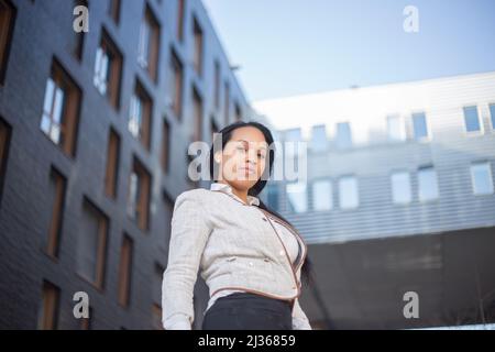 Eine junge, multirassische Geschäftsfrau im modernen Wohnviertel von Lyon, Frankreich Stockfoto