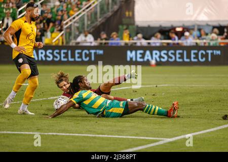 St. Petersburg, FL USA: Der Torhüter des Villages SC Weston King (12) spart sich gegen Tampa Bay Rowdies vor Lucky Mkosana (77) während Rou Stockfoto