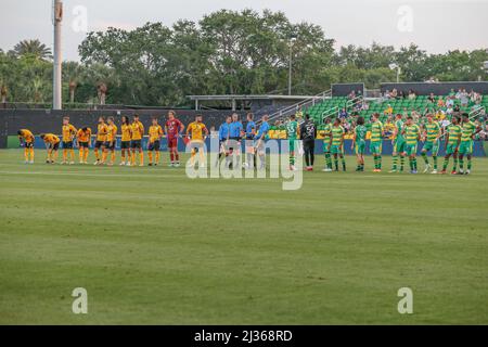 St. Petersburg, FL USA: Tampa Bay Rowdies und The Villages SC gehen während der 2. Runde des USL 2022 U.S. Open Cup, Dienstag, 5. April 20, auf den Platz Stockfoto