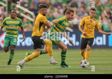 St. Petersburg, FL USA: Tampa Bay Rowdies-Stürmer Kyle Greig (22) und der Villages SC-Verteidiger Yago Lopes (3) wetteifern in der 2. Runde um den Ball Stockfoto