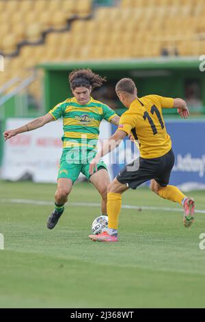 St. Petersburg, FL USA: Tampa Bay Rowdies Forward Juan Tejada (9) nimmt den SC Forward Rafael Vacas (11) während der 2. Runde der USL 2022 USA in Angriff Stockfoto