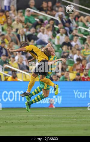 St. Petersburg, FL USA: Tampa Bay Rowdies nach vorne Kyle Greig (22) und der Verteidiger des Villages SC Austin Lukasik (5) steigen in der 2. Runde um einen Kopfball Stockfoto