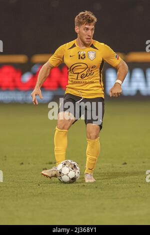 St. Petersburg, FL USA: Der Mittelfeldspieler Nazar Deputat (13) des Villages SC lässt den Ball während der Runde 2 der USL 2022 U.S. Open Cup Agai auf dem Spielfeld liegen Stockfoto