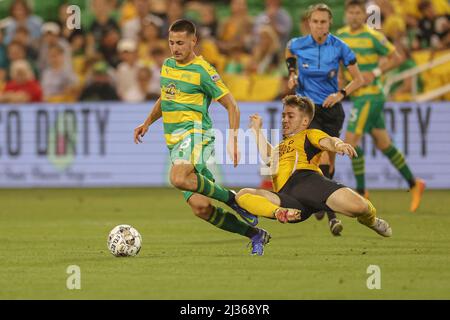 St. Petersburg, FL USA: Der Mittelfeldspieler Nazar Deputat (13) von Villages SC stellt sich während der 2. Runde der USL 2 gegen den Mittelfeldspieler Jake Areman (8) von Tampa Bay Rowdies Stockfoto