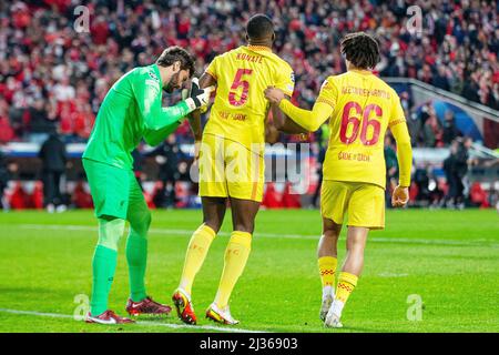 Benfica, Portugal, 05/04/2022, Liverpooler Torwart Alisson Becker (1) und Liverpooler Verteidiger Trent Alexander-Arnold (66) holen Liverpooler Verteidiger Ibrahima Konate (5) ab, nachdem sein Fehler Benficas erstes Tor während der UEFA Champions League, des Viertelfinals, des 1.-Bein-Fußballspiels zwischen Benfica und Liverpool am 5. April zum Ziel führte. 2022 im Estadio da Luz in Benfica, Portugal - Foto: Ian Stephen/DPPI/LiveMedia Stockfoto