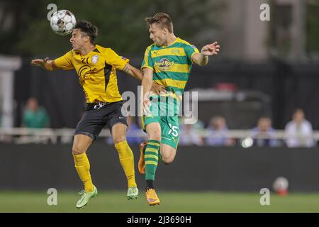 St. Petersburg, FL USA: Der SC-Stürmer der Dörfer Jose France (15) und Tampa Bay Rowdies-Verteidiger Timmy Mehl (15) steigen in der 2. Runde der t um einen Kopfball Stockfoto