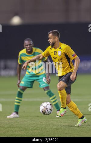 St. Petersburg, FL USA: Der Verteidiger des Villages SC Daniel Oliveira (10) erhält während der 2. Runde des USL 2022 U.S. Open Cup gegen den Tampa B einen Pass Stockfoto