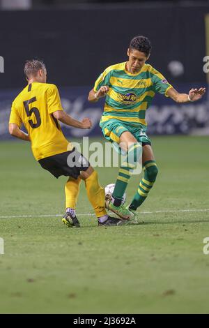 St. Petersburg, FL USA: Der Verteidiger von Tampa Bay Rowdies, Santi Castaneda (46), wird von dem Verteidiger des Villages SC Austin Lukasik (5) in der 2. Runde angegangen Stockfoto