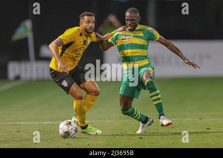 St. Petersburg, FL USA: Der Mittelfeldspieler des Villages SC Daniel Farias (10) versucht, den Ball anzupacken und zu stehlen, indem er sich das Trikot von Tampa Bay Rowdies mi schnappt Stockfoto