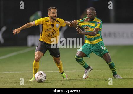 St. Petersburg, FL USA: Der Mittelfeldspieler des Villages SC Daniel Farias (10) versucht, den Ball anzupacken und zu stehlen, indem er sich das Trikot von Tampa Bay Rowdies mi schnappt Stockfoto