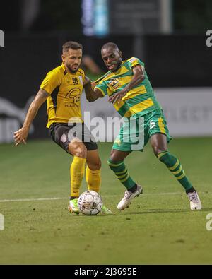 St. Petersburg, FL USA: Der Mittelfeldspieler des Villages SC Daniel Farias (10) versucht, den Ball anzupacken und zu stehlen, indem er sich das Trikot von Tampa Bay Rowdies mi schnappt Stockfoto