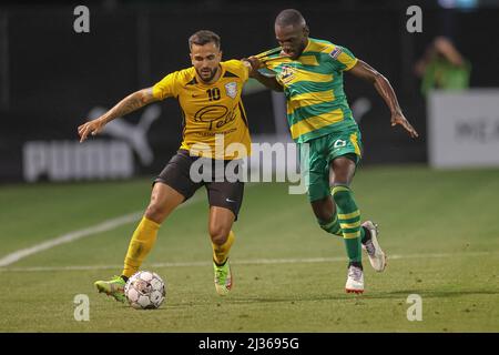 St. Petersburg, FL USA: Der Mittelfeldspieler des Villages SC Daniel Farias (10) versucht, den Ball anzupacken und zu stehlen, indem er sich das Trikot von Tampa Bay Rowdies mi schnappt Stockfoto