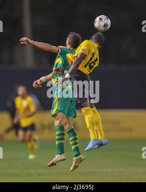 St. Petersburg, FL USA: Tampa Bay Rowdies-Verteidiger Santi Castaneda (46) und der Mittelfeldspieler Vandyke Gyau des Villages SC (14) steigen während Rou für einen Kopfball an Stockfoto