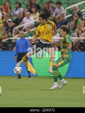 St. Petersburg, FL USA: Der Mittelfeldspieler des Villages SC Christopher Miller (7) erhält einen Pass, während Tampa Bay Rowdies-Stürmer Jake La Cava (19) auf s schaut Stockfoto