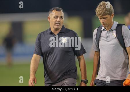 St. Petersburg, FL USA: Der Villages SC Cheftrainer Anderson DaSilva und Assistenztrainer Adriano Laaber während der Runde 2 der USL 2022 U.S. Open Cup ag. Stockfoto