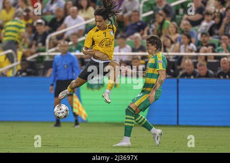 St. Petersburg, FL USA: Der Mittelfeldspieler des Villages SC Christopher Miller (7) erhält einen Pass, während Tampa Bay Rowdies-Stürmer Jake La Cava (19) auf s schaut Stockfoto
