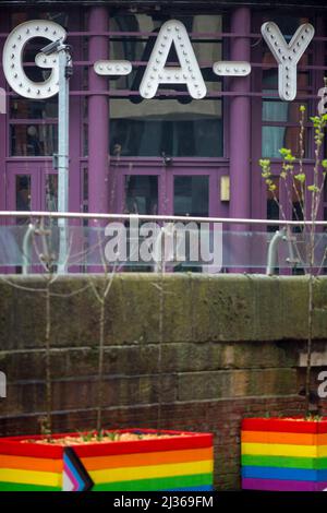 Die Canal Street ist eine Straße im Stadtzentrum von Manchester im Nordwesten Englands und das Zentrum von Manchesters schwulen Dorf. Die Fußgängerzone, die an der Westseite des Rochdale-Kanals verläuft, ist von Schwulenbars und Restaurants gesäumt. Nachts und tagsüber in den wärmeren Monaten ist die Straße voller Besucher, oft auch LGBT-Touristen aus der ganzen Welt. Das nördliche Ende der Straße trifft auf die Minshull Street und das südliche auf die Princess Street; ein Teil der Straße blickt über den Rochdale Canal in die Sackville Gardens. Stockfoto