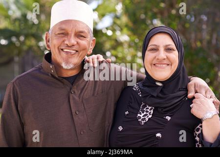 Leben mit Liebe. Porträt eines lächelnden älteren muslimischen Paares draußen. Stockfoto