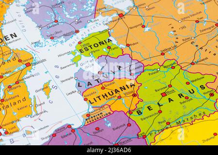 Vilnius, Litauen - April 6 2022: Karte der baltischen Staaten mit Litauen, Lettland Estland, Russland, Weißrussland und Polen Stockfoto