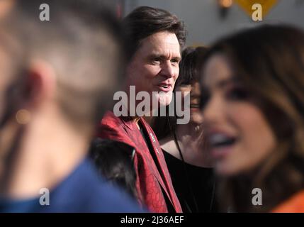 Los Angeles, USA. 05. April 2022. Jim Carrey im Sonic THE IGEL 2 Los Angeles Premiere im Regency Village Theatre in Westwood, CA am Dienstag, dem 5. April 2022. (Foto: Sthanlee B. Mirador/Sipa USA) Quelle: SIPA USA/Alamy Live News Stockfoto