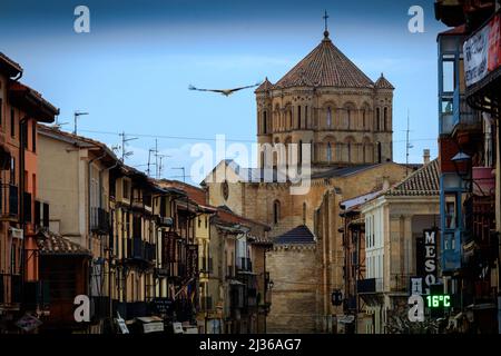 Die romanische Turmkuppel der Stiftskirche Santa Maria la Mayor dominiert den Blick auf die Hauptstraße von Toro. Zamora. Spanien. Stockfoto