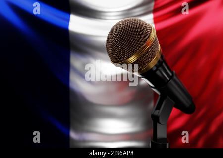 Mikrofon auf dem Hintergrund der Nationalflagge von Frankreich, realistische 3D Illustration. Musikpreis, Karaoke, Radio und Tonaufnahme Studio-Sound ausgestattet Stockfoto