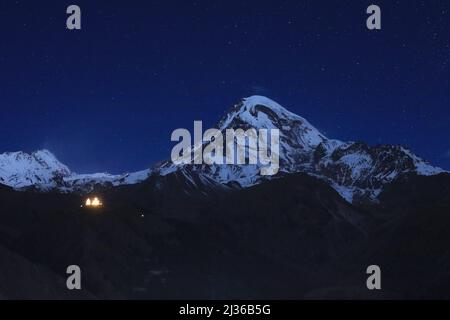 Schöne Aussicht auf das Kazbegi Bergtal in Georgien Stockfoto