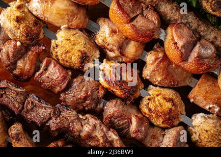 Nahaufnahme von verschiedenen gegrillten Schaschlik-Kebabs Stockfoto