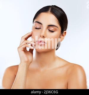 Shes alle Arten von makellosen. Studioaufnahme von schönen jungen Frauen, die vor einem grauen Hintergrund posieren. Stockfoto