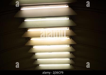 Lampe an der Decke. Leichtes Design. Architekturdetails. Lichtlinien. Stockfoto