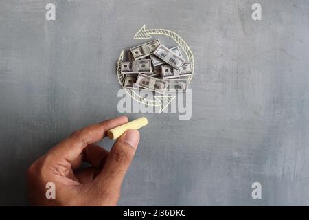 Banknoten und Handzeichnung Rundpfeil. Finanz-, Cashback- und Refund-Konzept. Stockfoto