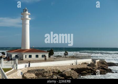Andalusien in Spanien: Der Leuchtturm an der Torrox Costa Stockfoto