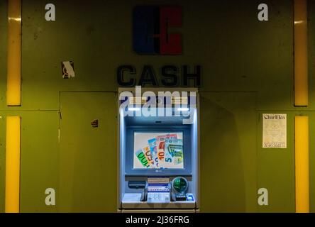 München, Deutschland. 06. April 2022. In den frühen Morgenstunden steht auf einem Platz im Stadtteil Haidhausen ein Geldautomat. Kredit: Peter Kneffel/dpa/Alamy Live Nachrichten Stockfoto