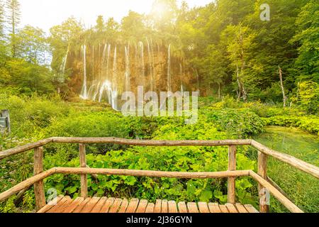 Holzperspektive des Nationalparks Plitvice in Kroatien und des Wasserfalls Veliki Prstavac. Nationalpark Plitvicka Jezera und UNESCO-Weltkulturerbe Stockfoto