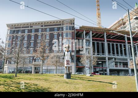 Tacoma, USA. März 2021. Indische Totem-Skulptur auf der Straße in der Innenstadt Stockfoto