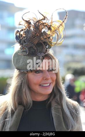 Carol Vorderman Tag vier, Gold Cup Day auf der Pferderennbahn Cheltenham Gold Cup Festival Menschenmassen Bilder von Mikal Ludlow Photography Tel; 0785517720 Stockfoto